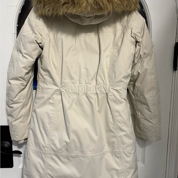 Women’s The North Face down parka - Picture 2 of 9